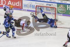Im Bild: Kris Foucault (#81 ERC) fliegt über Tomáš Pöpperle (#42 Bremerhafen)

Eishockey - Herren - DEL - Saison 2019/2020, Spiel 8 - 4.10.2019 -  ERC Ingolstadt - Fischtowns Pinguins - Foto: Ralf Lüger