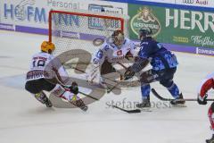 Im Bild: Maxime Fortunus (#18 Bremerhafen) Tomáš Pöpperle (#42 Bremerhafen) und Wayne Simpson (#21 ERC)

Eishockey - Herren - DEL - Saison 2019/2020, Spiel 8 - 4.10.2019 -  ERC Ingolstadt - Fischtowns Pinguins - Foto: Ralf Lüger