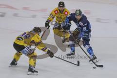 DEL - Eishockey - Saison 2019/20 - ERC Ingolstadt - Krefeld Pinguine - Findlay Brett (#19 ERCI) - Martin Schymainski (#88 Krefeld) - Foto: Jürgen Meyer