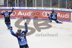 Im Bild: Tor für den ERC durch Kris Foucault (#81 ERC) jubel mit Maurice Edwards (#23 ERC) und Wayne Simpson (#21 ERC)

Eishockey - Herren - DEL - Saison 2019/2020, Spiel 8 - 4.10.2019 -  ERC Ingolstadt - Fischtowns Pinguins - Foto: Ralf Lüger