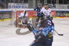 DEL - Eishockey - Saison 2019/20 - ERC Ingolstadt -  Kölner Haie - Maury Edwards (#23 ERCI) schiesst auf das Tor - Gustaf Wesslau (Torwart #29 Köln) - Brandon Mashinter (#53 ERCI) - Foto: Jürgen Meyer