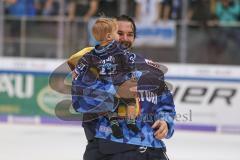 DEL - Eishockey - Saison 2019/20 - ERC Ingolstadt - Augsburger Panther - Jochen Reimer (#32Torwart ERCI) mit seinem Kind bedanken sich bei den Fans - jubel - choreo - Foto: Jürgen Meyer