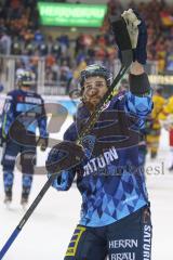 DEL - Eishockey - Saison 2019/20 - ERC Ingolstadt - Düsseldorfer EG - Findlay Brett (#19 ERCI) bedankt sich bei den Fans - Foto: Jürgen Meyer