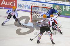 Im Bild: Tor für den ERC durch Brandon Mashinter (#53 ERC) - #bh76# Tomáš Pöpperle (#42 Bremerhafen)

Eishockey - Herren - DEL - Saison 2019/2020, Spiel 8 - 4.10.2019 -  ERC Ingolstadt - Fischtowns Pinguins - Foto: Ralf Lüger