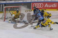 DEL - Eishockey - Saison 2019/20 - ERC Ingolstadt - Krefeld Pinguine - Dimitri Pätzold Torwart (#32 Krefeld) - Darin Olver (#40 ERCI) - Foto: Jürgen Meyer