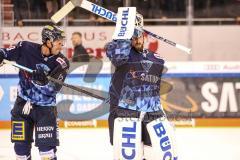 Im Bild: Mike Collins (#13 ERC) haut Timo Pielmeier (#51 Torwart ERC) liebevoll den Schläger auf den Hintern

Eishockey - Herren - DEL - Saison 2019/2020, Spiel 8 - 4.10.2019 -  ERC Ingolstadt - Fischtowns Pinguins - Foto: Ralf Lüger