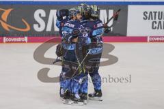 DEL - Eishockey - Saison 2019/20 - ERC Ingolstadt - Adler Mannheim - Sean Sullivan (#37 ERCI) mit der Vorlage zum 1:1 Ausgleichstreffer durch David Elsner (#61 ERCI) - jubel - Maury Edwards (#23 ERCI) - Foto: Jürgen Meyer