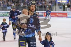 DEL - Eishockey - Saison 2019/20 - ERC Ingolstadt -  Kölner Haie - Kris Foucault (#81 ERCI) mit seinen Kindern nach dem Spiel - Foto: Jürgen Meyer