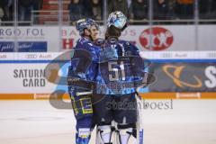 Im Bild: Mike Collins (#13 ERC) und Timo Pielmeier (#51 Torwart ERC) nach dem Sieg

Eishockey - Herren - DEL - Saison 2019/2020, Spiel 8 - 4.10.2019 -  ERC Ingolstadt - Fischtowns Pinguins - Foto: Ralf Lüger