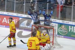 DEL - Eishockey - Saison 2019/20 - ERC Ingolstadt - Düsseldorfer EG - Der 2:2 Anschlusstreffer durch Mirko Höfflin (#92 ERCI) - Tim Wohlgemuth (#33 ERCI) - jubel - Niederberger Mathias Torwart (#35 Düsseldorf) - Foto: Jürgen Meyer