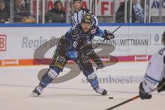 DEL - Eishockey - Saison 2019/20 - ERC Ingolstadt -  Straubing Tigers - Ville Koistinen (#10 ERCI) beim Schlagschuss - Foto: Jürgen Meyer