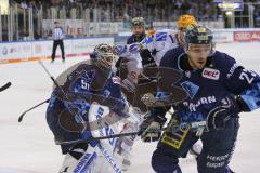 Im Bild: Timo Pielmeier (#51 Torwart ERC) Maurice Edwards (#23 ERC)

Eishockey - Herren - DEL - Saison 2019/2020, Spiel 8 - 4.10.2019 -  ERC Ingolstadt - Fischtowns Pinguins - Foto: Ralf Lüger