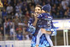 Im Bild: Kris Foucault (#81 ERC) bedankt sich mit seinem Kind auf dem Arm bei den Fans

Eishockey - Herren - DEL - Saison 2019/2020, Spiel 8 - 4.10.2019 -  ERC Ingolstadt - Fischtowns Pinguins - Foto: Ralf Lüger