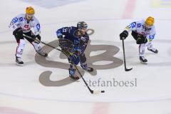 Im Bild: Justin Feser (#71 Bremerhafen) Matt Bailey (#22 ERC) und Cory Quirk (#11 Bremerhafen)

Eishockey - Herren - DEL - Saison 2019/2020, Spiel 8 - 4.10.2019 -  ERC Ingolstadt - Fischtowns Pinguins - Foto: Ralf Lüger