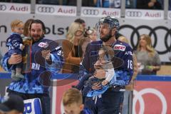 DEL - Eishockey - Saison 2019/20 - ERC Ingolstadt -  Kölner Haie - Jochen Reimer (#32Torwart ERCI) und Brett Olson (#16 ERCI) mit ihren Kindern auf dem Arm - Foto: Jürgen Meyer