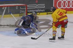 DEL - Eishockey - Saison 2019/20 - ERC Ingolstadt - Düsseldorfer EG - Jochen Reimer (#32Torwart ERCI) - Adam Luke (#19 Düsseldorf) - Foto: Jürgen Meyer