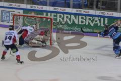 DEL - Eishockey - Saison 2019/20 - ERC Ingolstadt -  Eisbären Berlin - Ville Koistinen (#10 ERCI) - Sebastian Dahm Torwart (#32 Berlin) - Foto: Jürgen Meyer