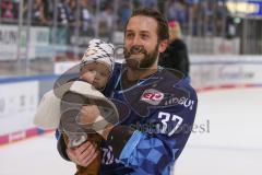 DEL - Eishockey - Saison 2019/20 - ERC Ingolstadt - Augsburger Panther - Sean Sullivan (#37 ERCI) mit seinem Kind  -Foto: Jürgen Meyer