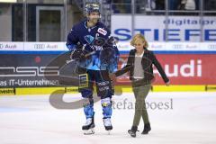 Im Bild: Dustin Friesen (#14 ERC) mit seiner Tochter auf dem Eis

Eishockey - Herren - DEL - Saison 2019/2020, Spiel 8 - 4.10.2019 -  ERC Ingolstadt - Fischtowns Pinguins - Foto: Ralf Lüger