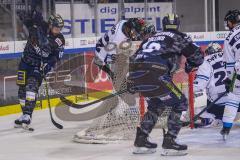 DEL - Eishockey - ERC Ingolstadt - EHC Straubing - Brett Findlay (#19 ERC) knapp am Tor Brett Findlay (#19 ERC) Sebastian Vogl (Straubing Tigers)