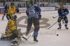 DEL - Eishockey - Saison 2019/20 - ERC Ingolstadt - Krefeld Pinguine - Dimitri Pätzold Torwart (#32 Krefeld) - Brandon Mashinter (#53 ERCI) - Foto: Jürgen Meyer