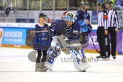 Im Bild: Timo Pielmeier (#51 Torwart ERC) mit einem Kind

Eishockey - Herren - DEL - Saison 2019/2020, Spiel 8 - 4.10.2019 -  ERC Ingolstadt - Fischtowns Pinguins - Foto: Ralf Lüger