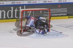 DEL - Eishockey - Saison 2019/20 - ERC Ingolstadt -  Adler Mannheim - Timo Pielmeier (#51Torwart ERCI) - Tommi Huhtala (#61 Mannheim) - Foto: Jürgen Meyer