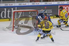 DEL - Eishockey - Saison 2019/20 - ERC Ingolstadt - Krefeld Pinguine - Der 2:2 Ausgleichstreffer durch Daniel Pietta (#86 Krefeld) - Timo Pielmeier (#51Torwart ERCI) - Foto: Jürgen Meyer