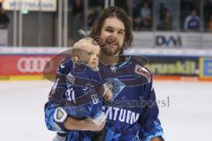 DEL - Eishockey - Saison 2019/20 - ERC Ingolstadt - Fishtown Pinguins - Kris Foucault (#81 ERCI) mit seinem Kind - Foto: Jürgen Meyer