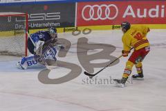 DEL - Eishockey - Saison 2019/20 - ERC Ingolstadt - Düsseldorfer EG - Jochen Reimer (#32Torwart ERCI) - Adam Luke (#19 Düsseldorf) - Foto: Jürgen Meyer