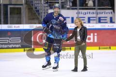 Im Bild: Dustin Friesen (#14 ERC) mit seiner Tochter auf dem Eis

Eishockey - Herren - DEL - Saison 2019/2020, Spiel 8 - 4.10.2019 -  ERC Ingolstadt - Fischtowns Pinguins - Foto: Ralf Lüger