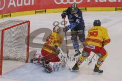 DEL - Eishockey - Saison 2019/20 - ERC Ingolstadt - Düsseldorfer EG - Mirko Höfflin (#92 ERCI) - Niederberger Mathias Torwart (#35 Düsseldorf) - Foto: Jürgen Meyer