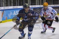 Im Bild: Tim Wohlgemuth (#33 ERC) und Alex Friesen (#57 Bremerhafen)

Eishockey - Herren - DEL - Saison 2019/2020, Spiel 8 - 4.10.2019 -  ERC Ingolstadt - Fischtowns Pinguins - Foto: Ralf Lüger