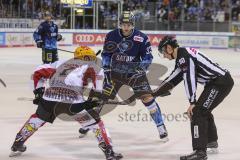 Im Bild: Mark Zengerle (#7 Bremerhafen) und Tim Wohlgemuth (#33 ERC)

Eishockey - Herren - DEL - Saison 2019/2020, Spiel 8 - 4.10.2019 -  ERC Ingolstadt - Fischtowns Pinguins - Foto: Ralf Lüger