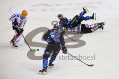 Im Bild: Jerry D´Amigo (#9 ERC) liegt auf dem Rücken seines Gegenspielers

Eishockey - Herren - DEL - Saison 2019/2020, Spiel 8 - 4.10.2019 -  ERC Ingolstadt - Fischtowns Pinguins - Foto: Ralf Lüger