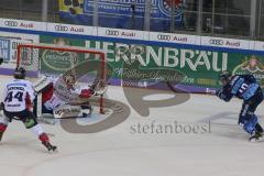 DEL - Eishockey - Saison 2019/20 - ERC Ingolstadt -  Eisbären Berlin - Ville Koistinen (#10 ERCI) - Sebastian Dahm Torwart (#32 Berlin) - Foto: Jürgen Meyer