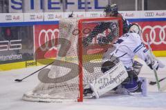 DEL - Eishockey - ERC Ingolstadt - EHC Straubing - Tim Wohlgemuth (#33 ERC) umfährt das Tor von Sebastian Vogl (Straubing Tigers)