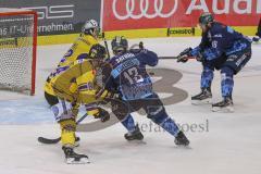 DEL - Eishockey - Saison 2019/20 - ERC Ingolstadt - Krefeld Pinguine - Mike Collins (#13 ERCI) - Dimitri Pätzold Torwart (#32 Krefeld) - Brett Olson (#16 ERCI) - Tom-Eric Bappert (#84 Krefeld) - Foto: Jürgen Meyer