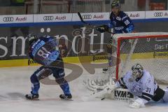 DEL - Eishockey - Saison 2019/20 - ERC Ingolstadt - Nürnberg Ice Tigers - Kris Foucault (#81 ERCI) - Niklas Treutle Torwart (#31 Nürnberg) - Foto: Jürgen Meyer