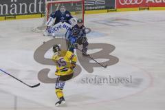 DEL - Eishockey - Saison 2019/20 - ERC Ingolstadt - Krefeld Pinguine - Jeremy Welsh (#15 Krefeld) - Timo Pielmeier (#51Torwart ERCI) - Foto: Jürgen Meyer