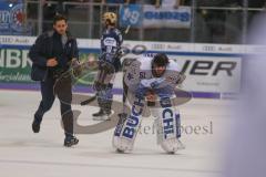 DEL - Eishockey - Saison 2019/20 - ERC Ingolstadt - Iserlohn Roosters - Timo Pielmeier (#51Torwart ERCI) verlässt verletzt das Eis - Foto: Jürgen Meyer