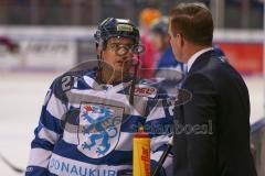 DEL - Eishockey - Saison 2019/20 - ERC Ingolstadt - Fishtown Pinguins - Wayne Simpson (#21 ERCI) im Gespräch mit Tim Regan (Co-Trainer ERCI) - Foto: Jürgen Meyer