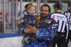 DEL - Eishockey - Saison 2019/20 - ERC Ingolstadt -  Kölner Haie - Jochen Reimer (#32Torwart ERCI) mit seinem Kind auf dem Arm - Foto: Jürgen Meyer