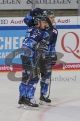 DEL - Eishockey - Saison 2019/20 - ERC Ingolstadt -  Straubing Tigers -Der 1:0 Führungstreffer durch Mike Collins (#13 ERCI) - Maury Edwards (#23 ERCI) -  Jubel - Foto: Jürgen Meyer