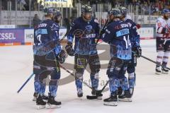 DEL - Eishockey - Saison 2019/20 - ERC Ingolstadt -  Adler Mannheim - Colton Jobke (#7 ERCI) - Dustin Friesen (#14 ERCI) - Jerry D´Àmigo (#9 ERCI) - Petr Taticek (#17 ERCI) - besprechen sich auf dem Eis - Foto: Jürgen Meyer