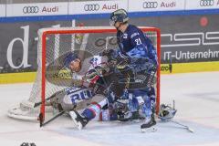 DEL - Eishockey - Saison 2019/20 - ERC Ingolstadt -  Adler Mannheim - Timo Pielmeier (#51Torwart ERCI) - Tommi Huhtala (#61 Mannheim) - Wayne Simpson (#21 ERCI) - Foto: Jürgen Meyer