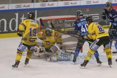 DEL - Eishockey - Saison 2019/20 - ERC Ingolstadt - Krefeld Pinguine - Dimitri Pätzold Torwart (#32 Krefeld) - Darin Olver (#40 ERCI) - Brandon Mashinter (#53 ERCI) - Foto: Jürgen Meyer