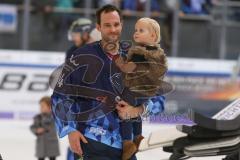 DEL - Eishockey - Saison 2019/20 - ERC Ingolstadt - Augsburger Panther - Dustin Friesen (#14 ERCI) mit seinem Kind - Foto: Jürgen Meyer