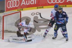 DEL - Eishockey - Saison 2019/20 - ERC Ingolstadt - Adler Mannheim - Maury Edwards (#23 ERCI) mit dem 2:2 Ausgleichstreffer  - Dennis Endras Torwart (#44 Mannheim) - Brett Olson (#16 ERCI) - Foto: Jürgen Meyer