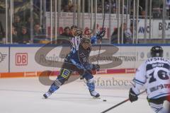 DEL - Eishockey - Saison 2019/20 - ERC Ingolstadt -  Straubing Tigers - Ville Koistinen (#10 ERCI) beim Schlagschuss - Foto: Jürgen Meyer